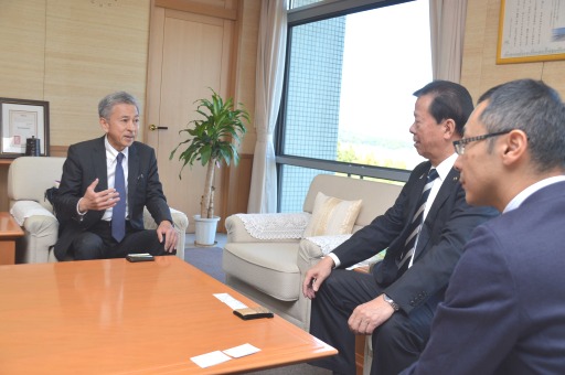 松井三郎市長（右から２人目）らから意見聴取する江口秀二審議官（左）＝６日午後、掛川市役所